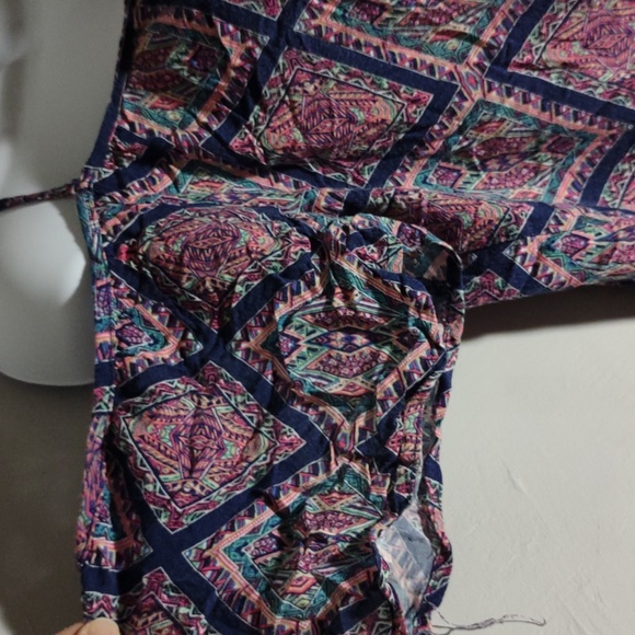 Colorful off the shoulder flowy top in size large - Picture 3 of 4